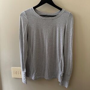 GapFit Breathe Long Sleeve Athletic / Workout T-Shirt - Gray and White Stripes